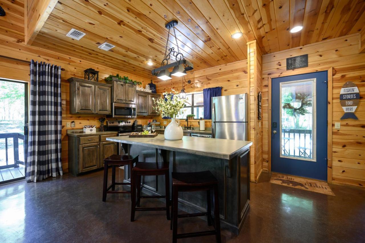 Hickory Bear - Cabin Surrounded By Pines, Sleeps 10, Hot Tub, Fire Pit, Arcade, Foosball Table & Deck Slide Broken Bow Ngoại thất bức ảnh
