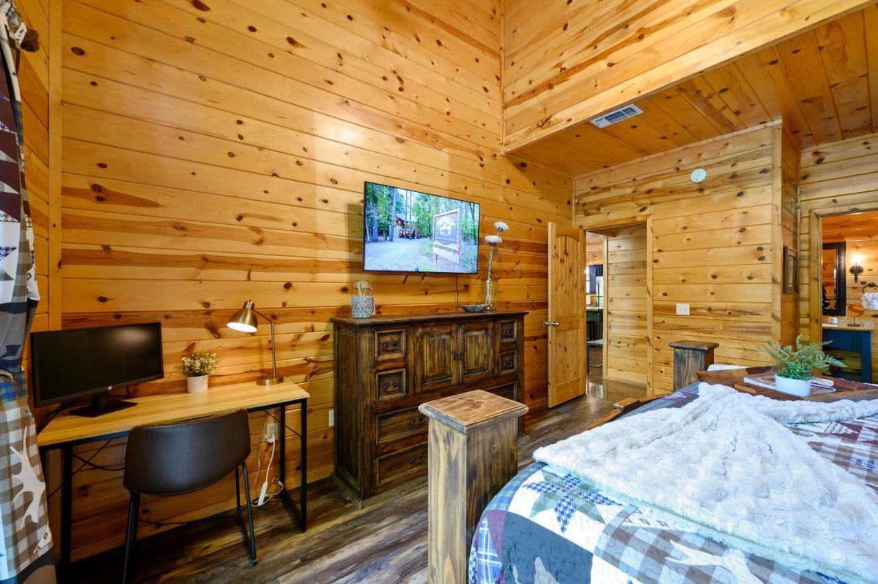 Hickory Bear - Cabin Surrounded By Pines, Sleeps 10, Hot Tub, Fire Pit, Arcade, Foosball Table & Deck Slide Broken Bow Ngoại thất bức ảnh